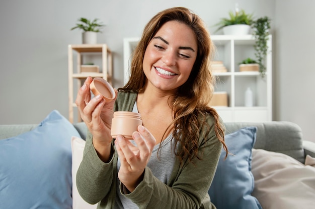 Photo femme avec crème pour le visage