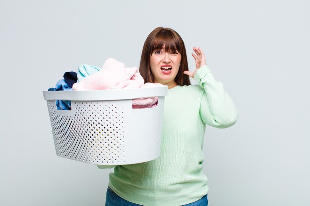 Femme criant avec les mains en l'air