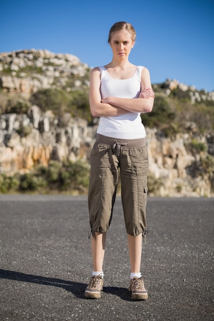 Femme, croisement, bras, regarder, sérieux