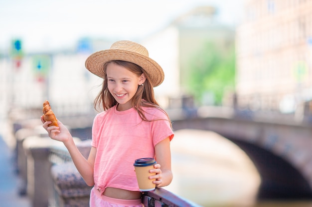 Femme, croissant, café, Dehors, promenade