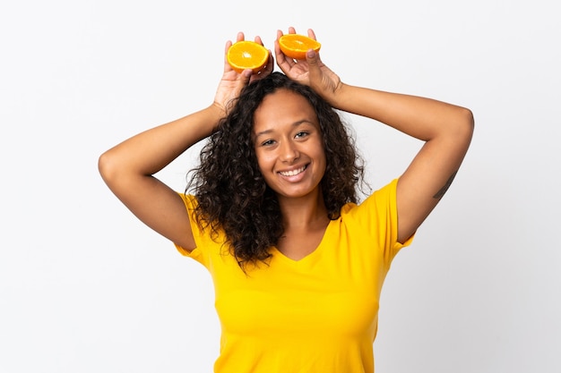 Femme cubaine isolée sur blanc tenant une orange