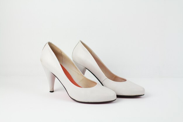 Une femme en cuir blanc chaussures