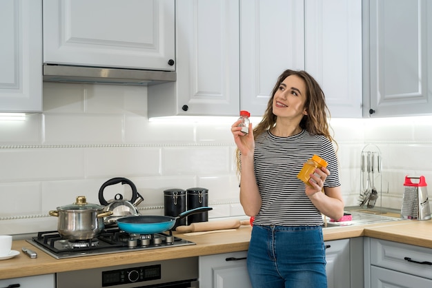 Femme cuisinant des aliments dans la cuisine avec une poêle à frire sur une assiette, un délicieux dîner frais. mode de vie sain