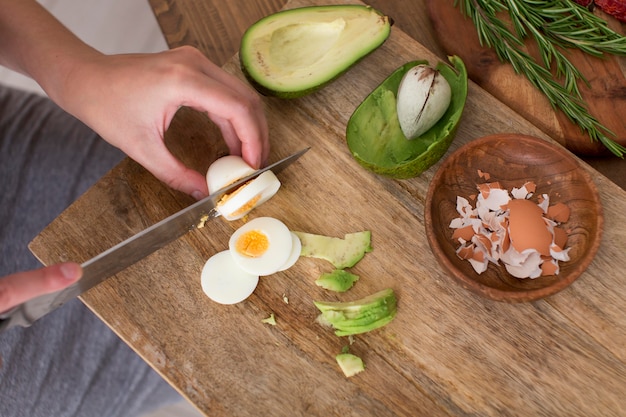 Femme cuisinant des aliments sains dans la cuisine