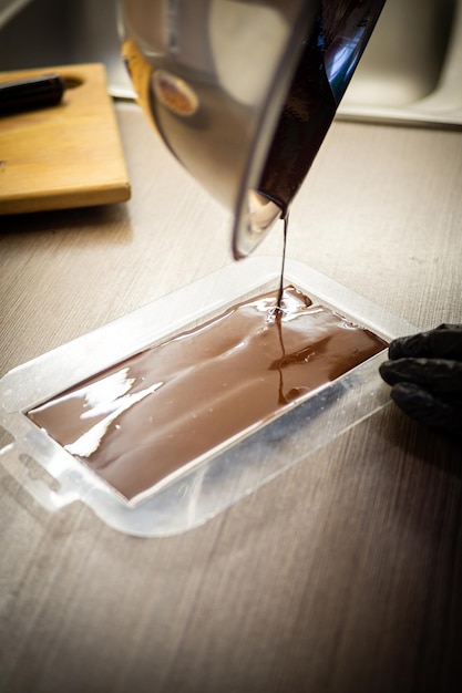 Photo une femme cuisinant du chocolat fondu sur la table de la cuisine un délicieux dessert fait de chocolat fait maison