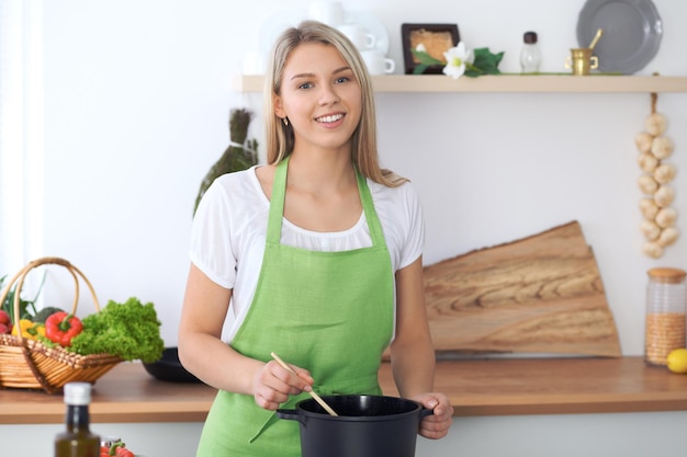 Femme cuisinant de la soupe dans la cuisine Repas sain et concept culinaire