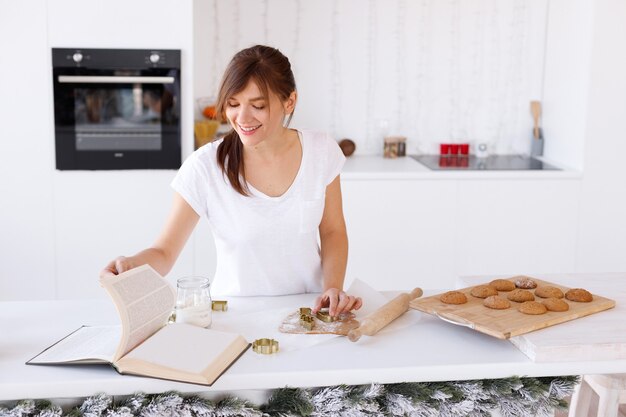 Femme cuisine des biscuits pour Noël