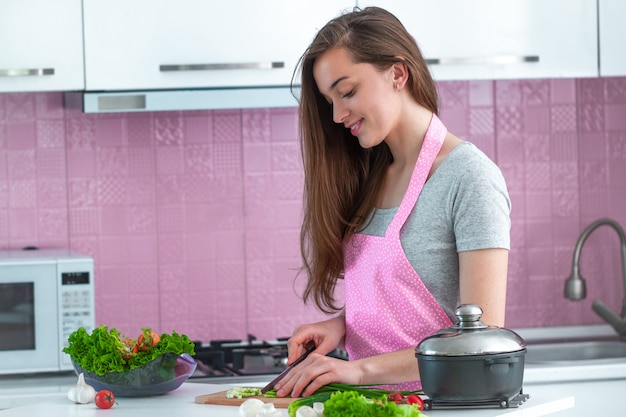 Femme cuisine, couper, légumes mûrs, pour, sain, salades fraîches, et, plats, dans, cuisine, chez soi