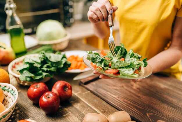 Femme cuisine sur la cuisine, préparation des aliments écologiques