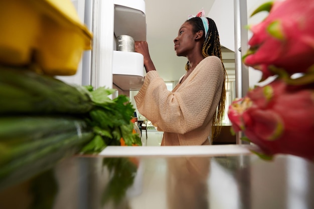 femme, cuisine, nourriture conserve