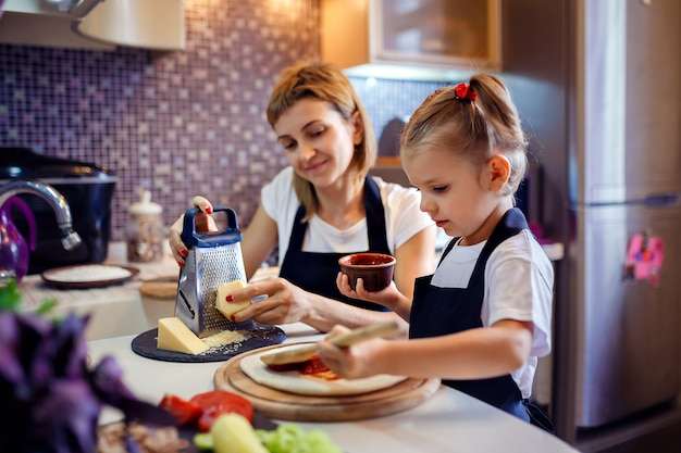 Femme, cuisine, à, petite fille