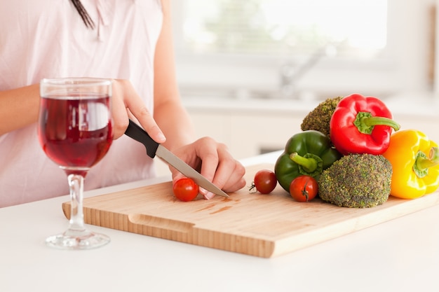 Femme de cuisine avec un verre de vin