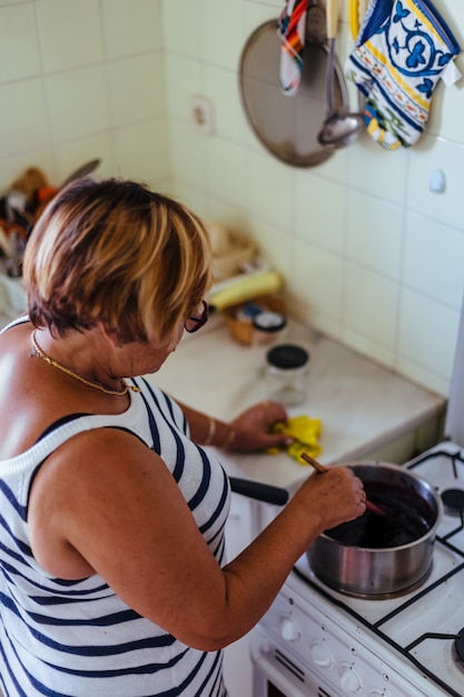 Femme, cuisson, confiture mûre