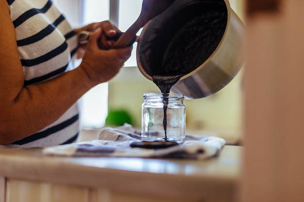 Femme, cuisson, confiture mûre