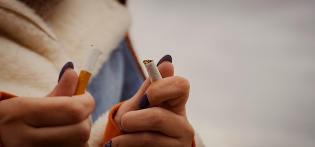 Femme de culture cassant une cigarette et arrêtant de fumer Gros plan d'une femme de culture fendant une cigarette pour l'idée d'arrêter de fumer