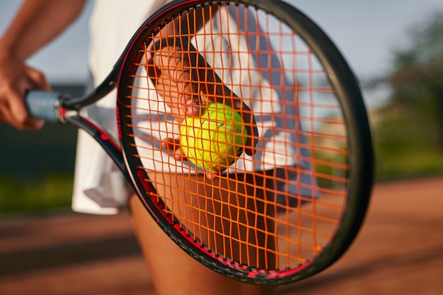 Femme de culture jouant au tennis sur cour