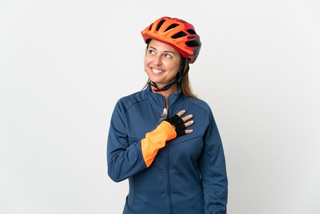 Femme cycliste d'âge moyen isolé sur fond blanc regardant en souriant