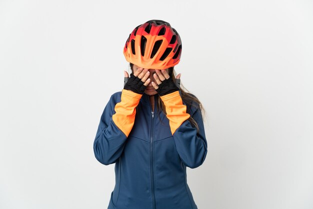 Femme cycliste d'âge moyen isolée avec une expression fatiguée et malade