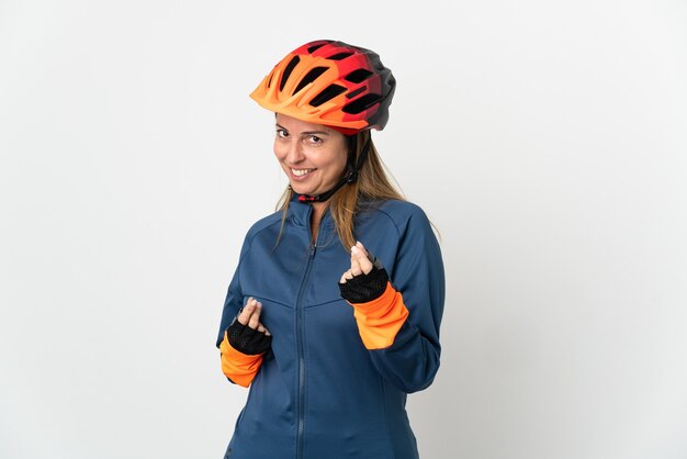 Femme cycliste d'âge moyen isolée