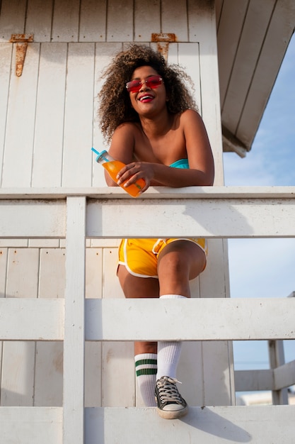 Photo femme dans les années 80 vêtements d'été esthétiques