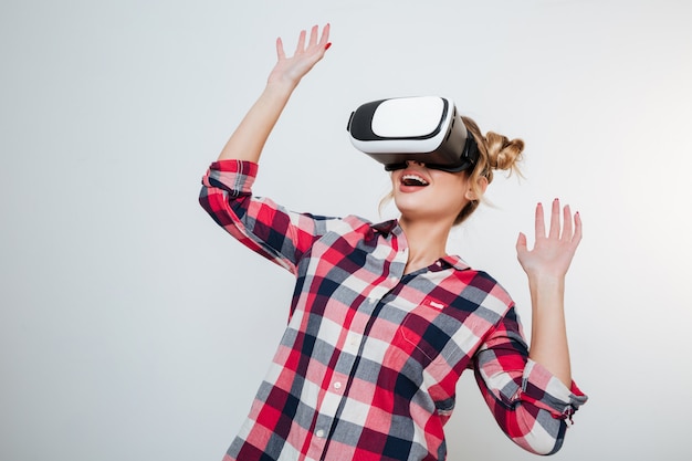 Femme dans un appareil de réalité virtuelle