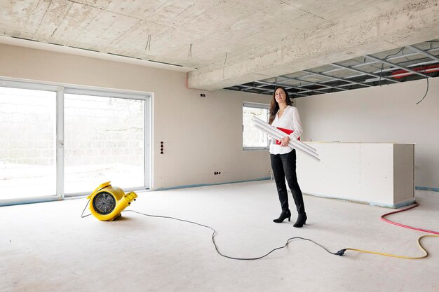 Femme dans un appartement vide regardant autour