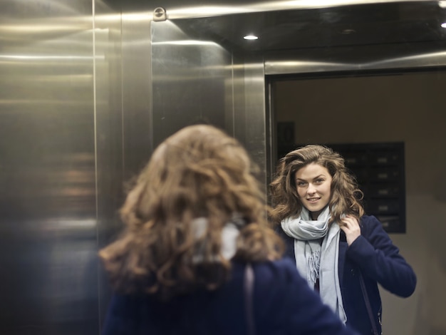 femme dans un ascenseur