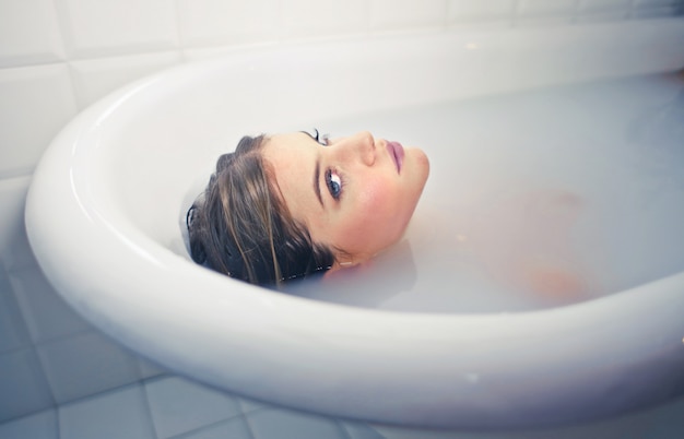 Femme dans la baignoire