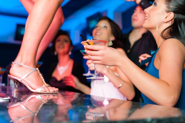 Photo femme dans un bar ou un club danse sur la table