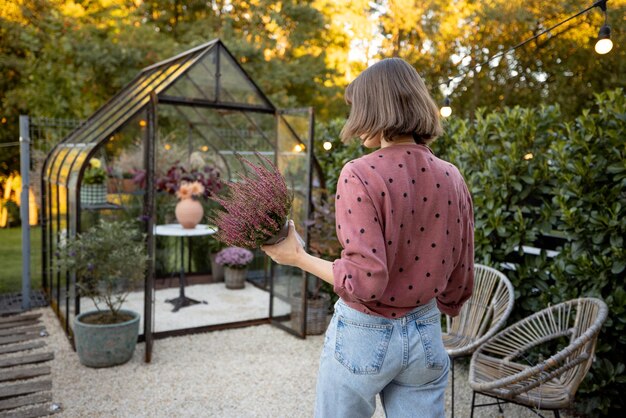 Femme dans un beau jardin à l'arrière-cour