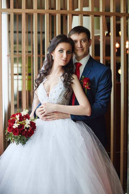 Femme dans une belle robe blanche et un homme