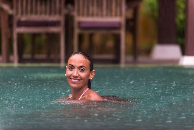 Femme dans une belle villa avec piscine