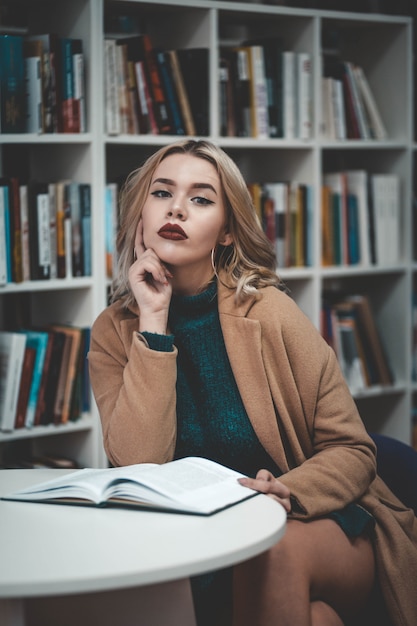 femme dans la bibliothèque.