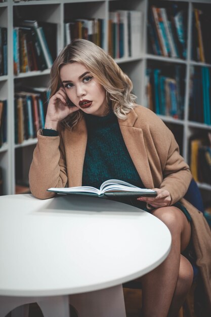 femme dans la bibliothèque.