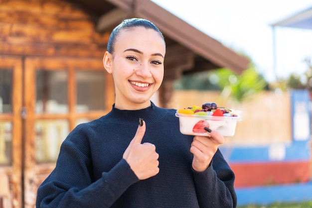 Une femme dans une boîte avec une collation saine