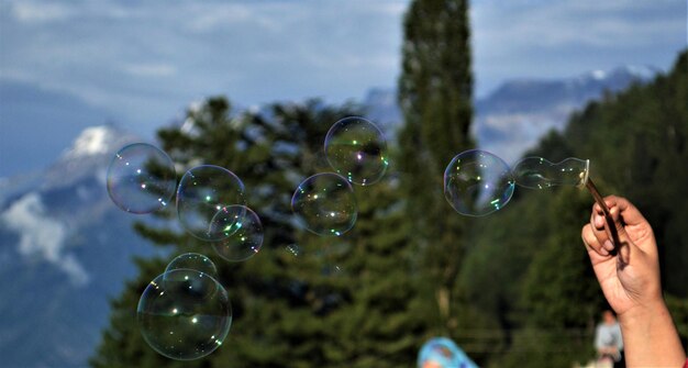 Photo une femme dans des bulles