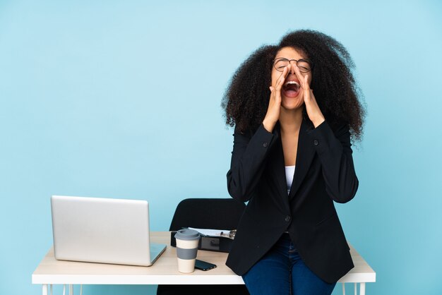 Femme dans un bureau criant