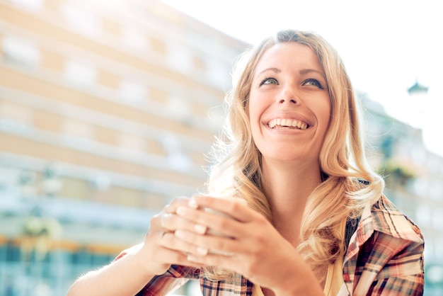 femme dans un café en buvant un café