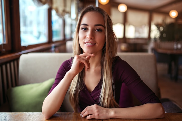 Femme dans un café ou un restaurant