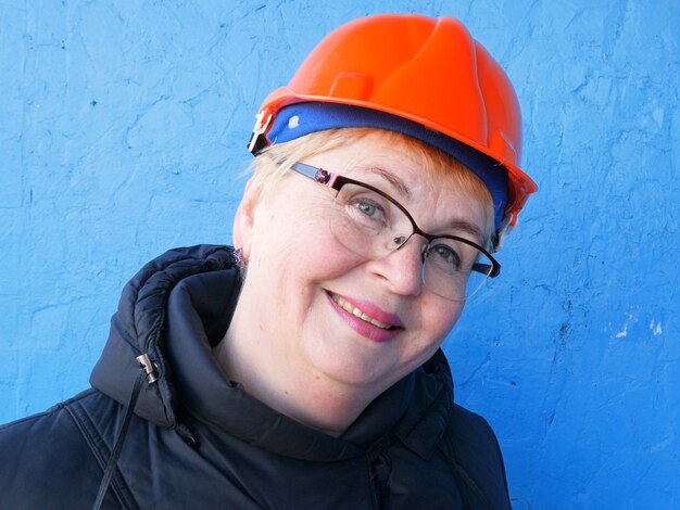 femme dans le casque de construction