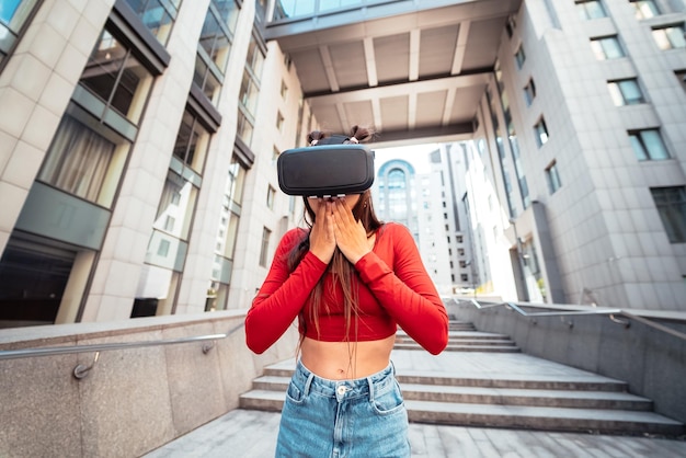 Femme dans un casque de réalité virtuelle marche dans la rue