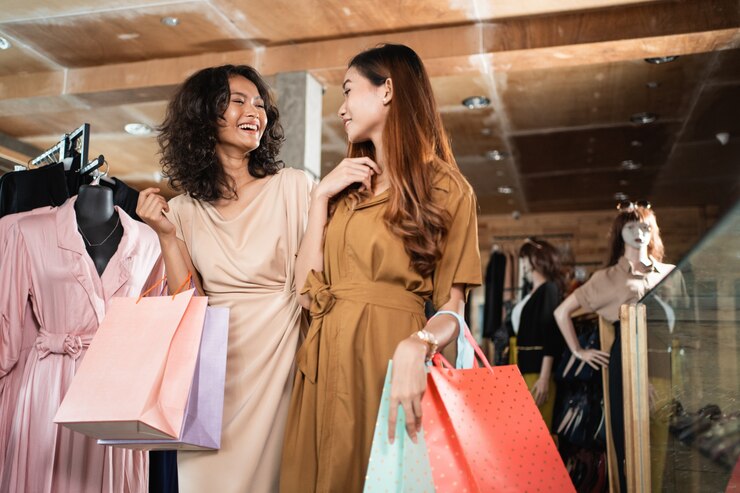 Photo femme dans le centre commercial de la mode