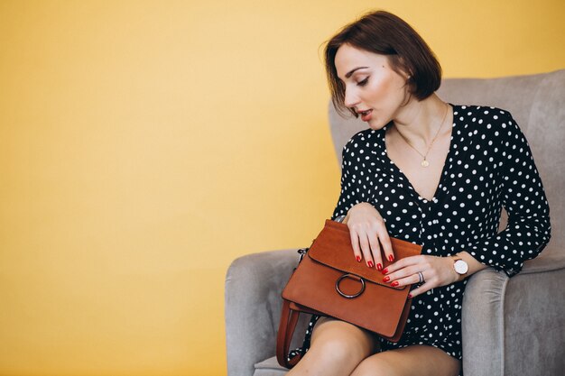 Femme dans une chaise