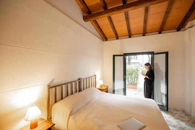 Femme dans la chambre d'hôtel le matin