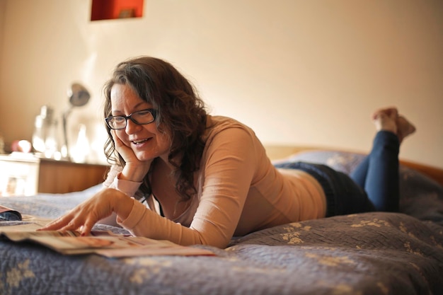 femme dans la chambre lit un magazine