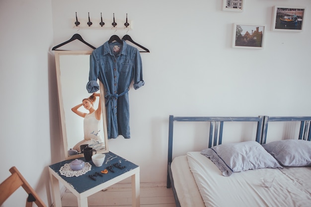 Photo femme dans la chambre