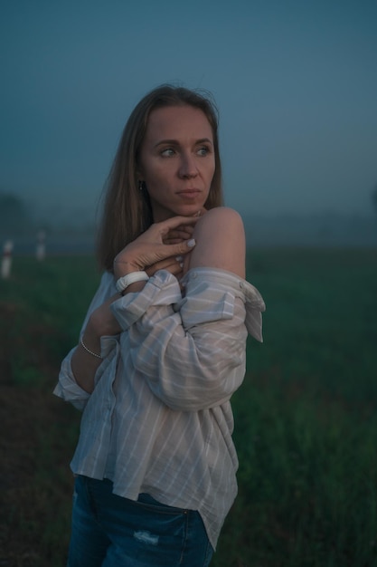 Une femme dans un champ de brouillard brumeux