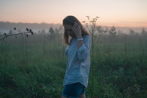 Photo une femme dans un champ de brouillard brumeux