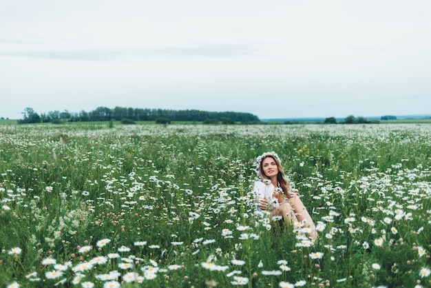 Une femme dans un champ de camomille