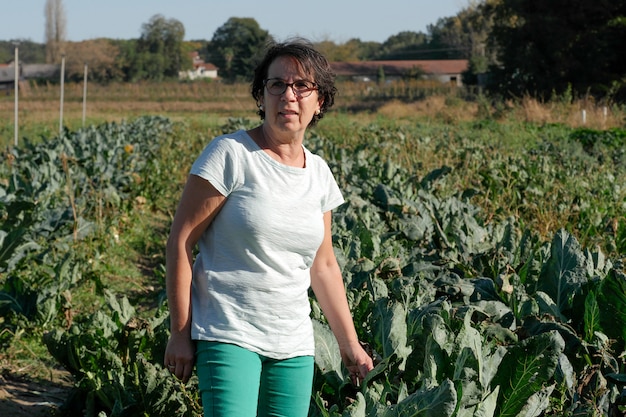 Une femme dans un champ cultivé